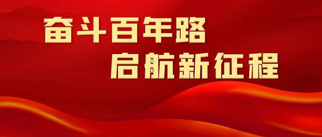 俩卖草莓摊主疑因价格起冲突,当街拿盆互相泼草莓,路人在旁狂捡:怪可惜的